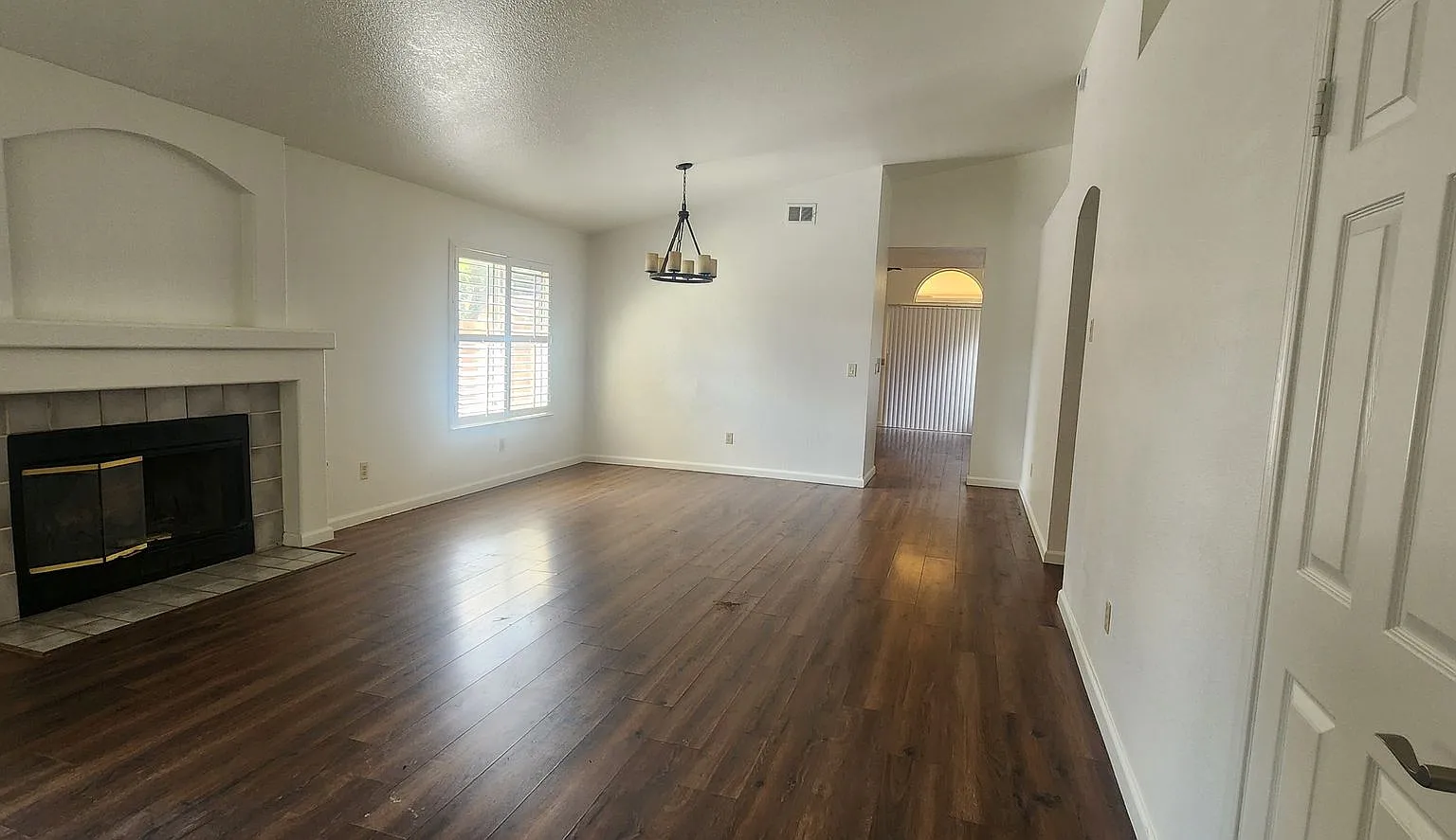 3 Bedroom 2 Bathroom Home in Elk Grove — Photo 4