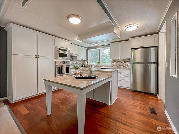 3rd image of 21270 Howard Avenue NE