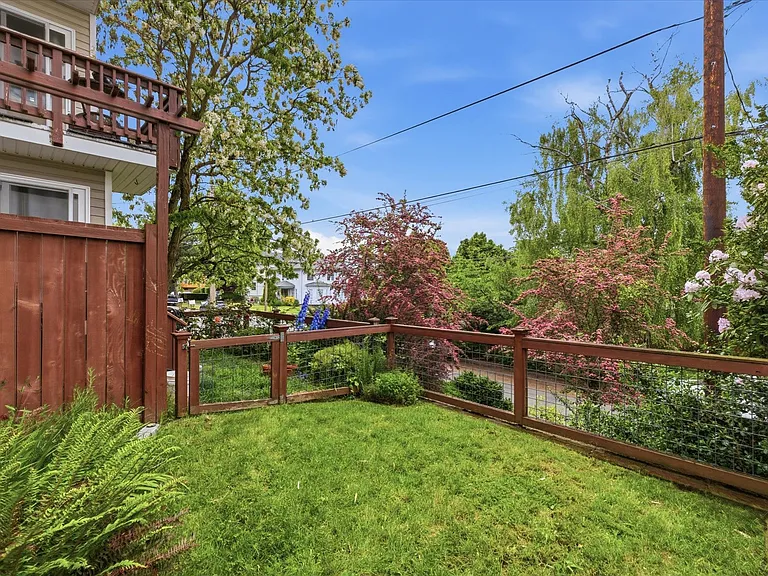 4033A Whitman Ave N — Photo 35