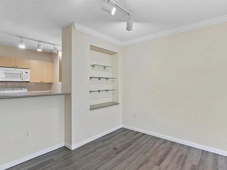1919 Van Buren St #417A — Photo 10