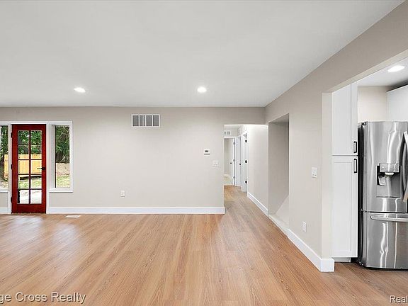 4th image of 25240 Muerland Rd