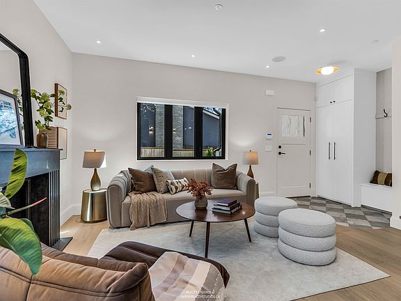 2nd image of 4088 Maple Cres #2