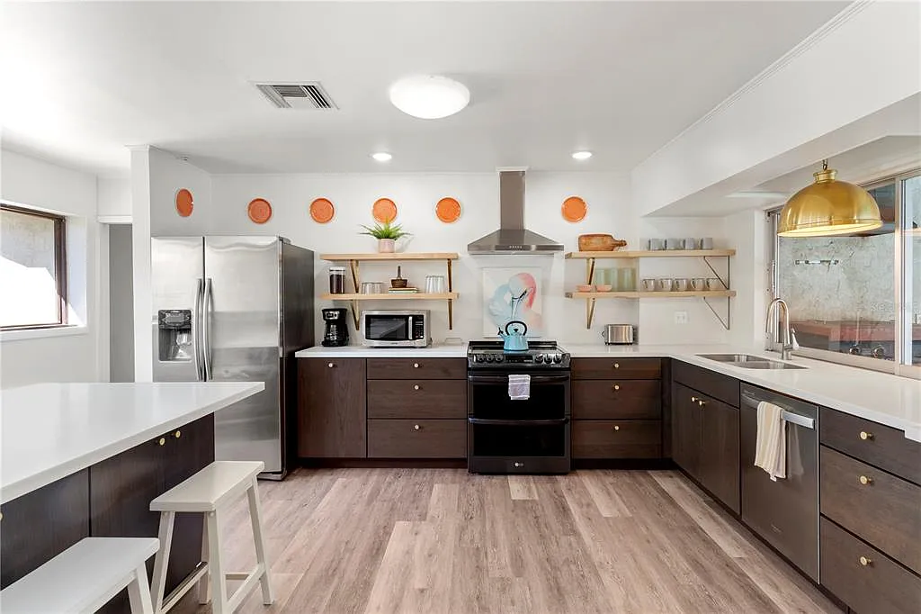 4 bed, 2.0 bath, 2321 sqft, $3,500 — Photo 4