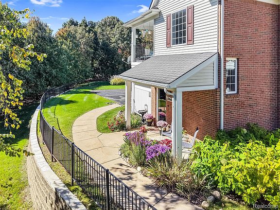 3rd image of 1066 Shiawassee Cir