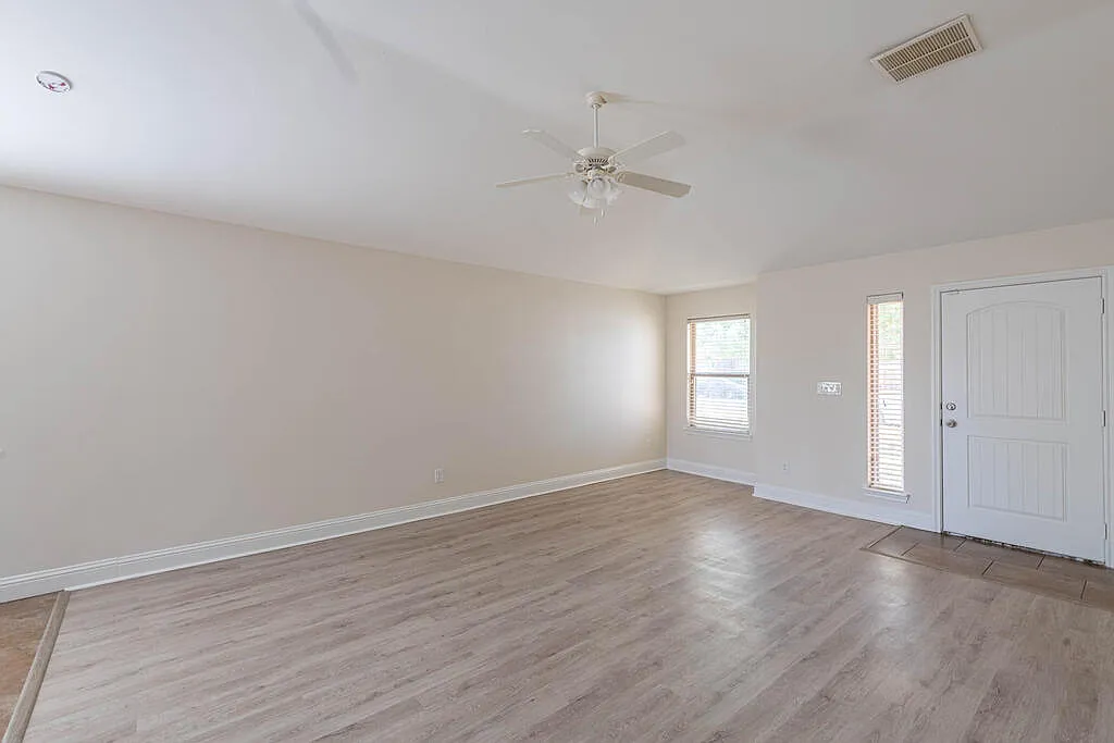 3 bed, 2.0 bath, 1474 sqft, $2,400 — Photo 2