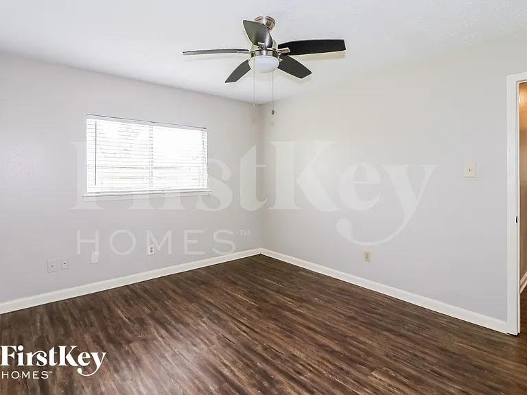 10810 Lakewood Oaks Dr — Photo 8
