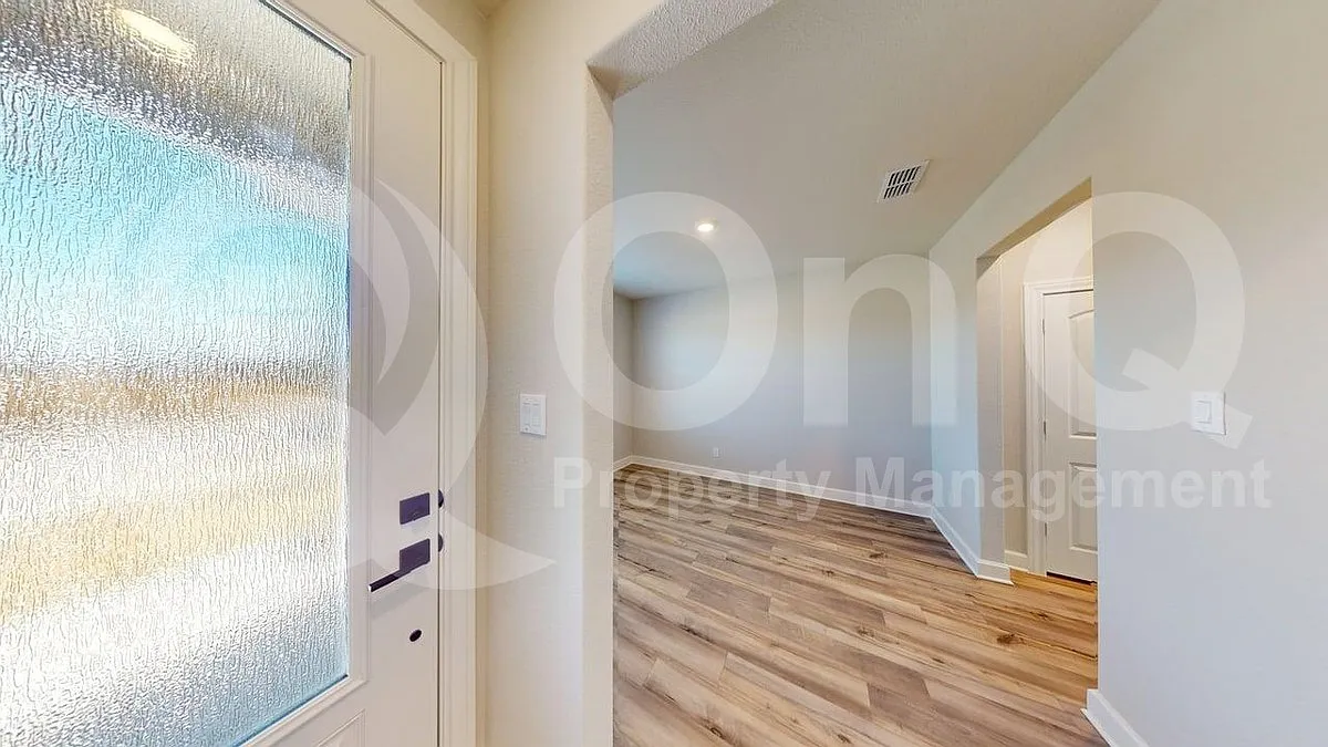 3 bed, 2.0 bath, 1620 sqft, $1,899 — Photo 3