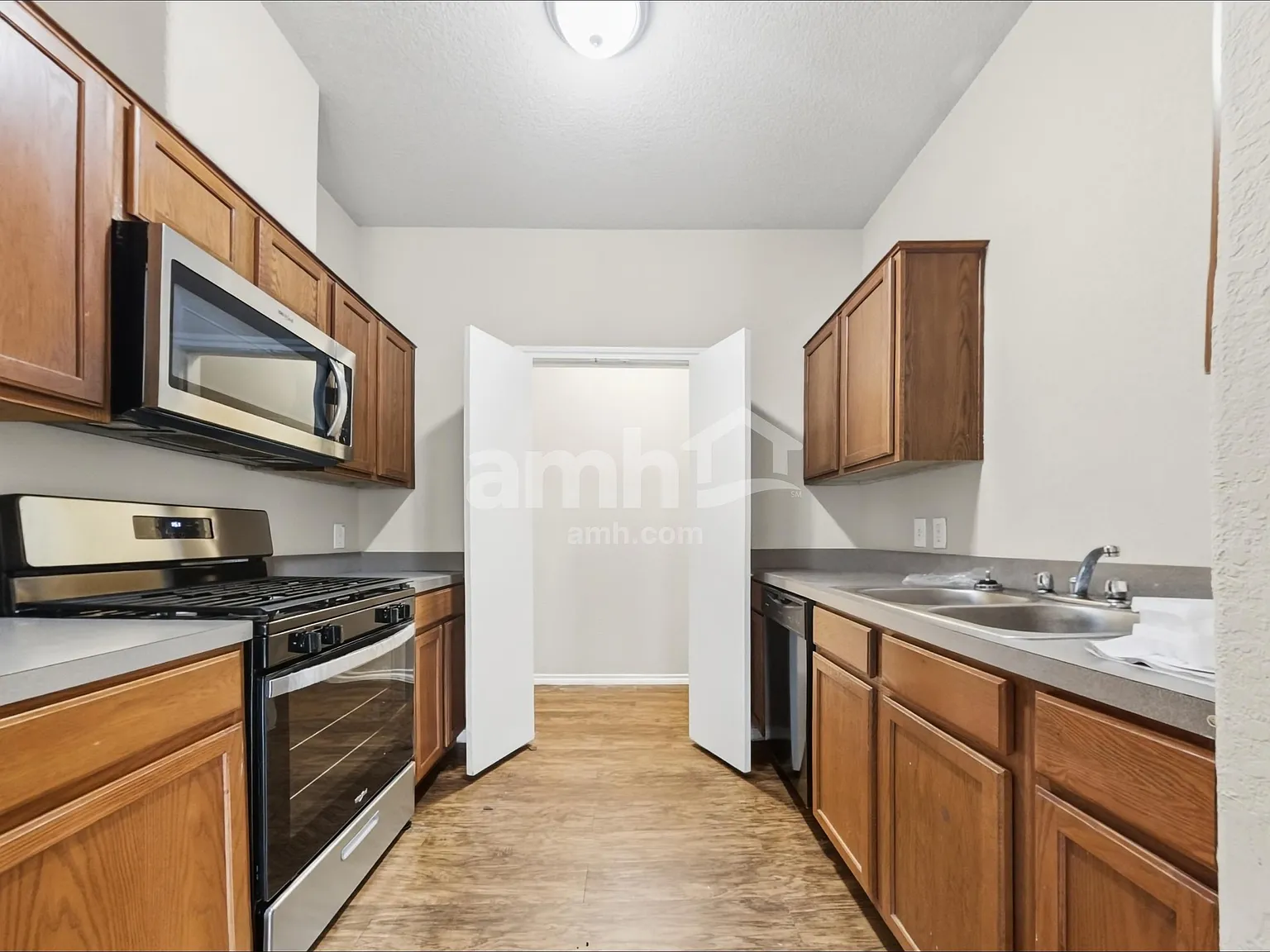 4 bed, 2.5 bath, 1900 sqft, $1,875 — Photo 3