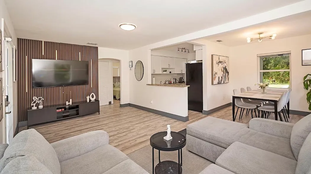 3 bed, 1222 sqft, $5,600 — Photo 1
