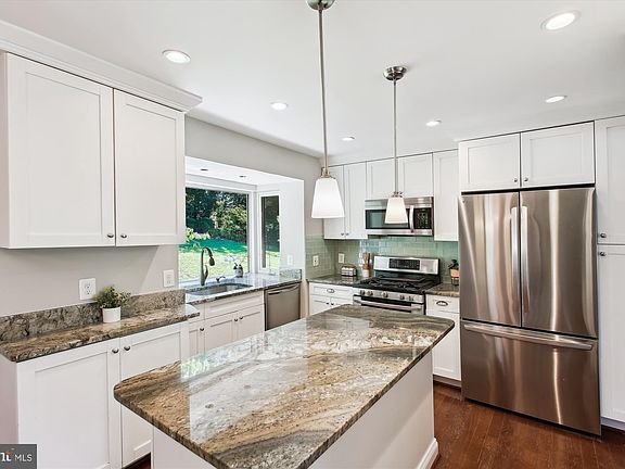 5th image of 919 Juniper Pl