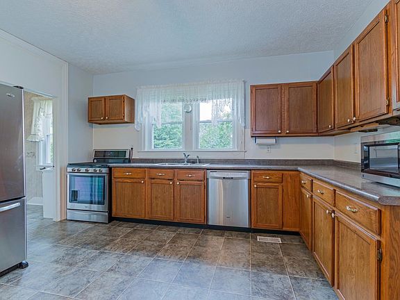 Spacious Eat in Kitchen