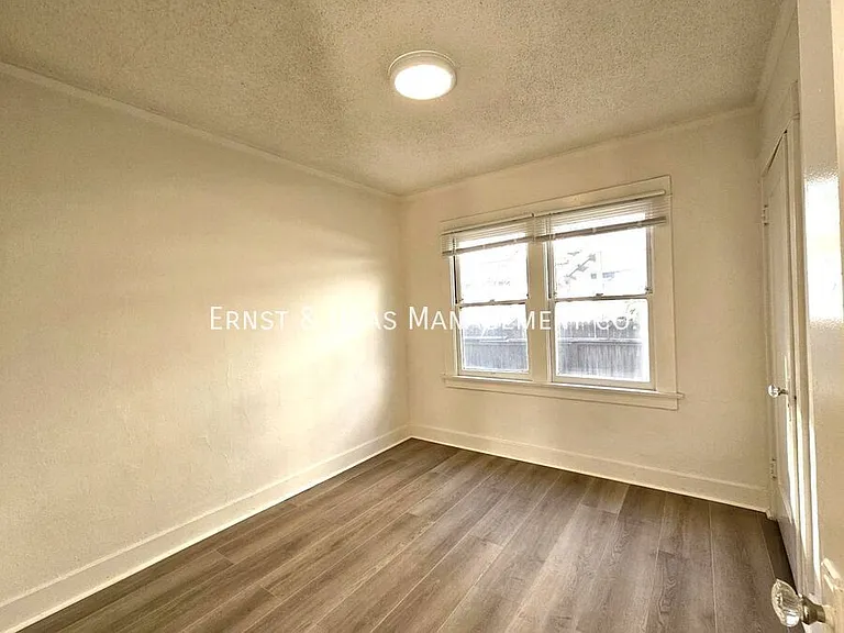 1145 Linden Ave — Photo 8