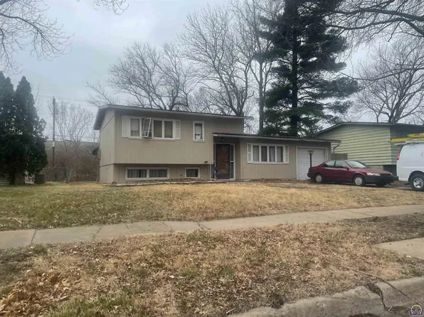 2925 SW Twilight Dr, Topeka, KS 66614