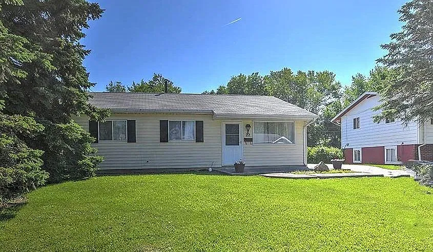 3 bed, 950 sqft, $1,200 — Photo 1