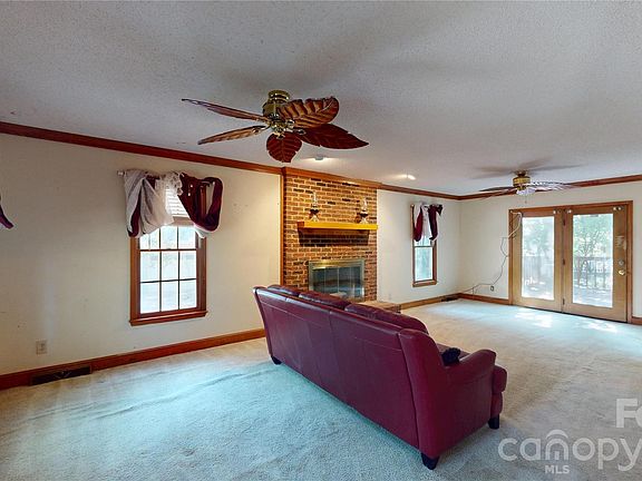 5th image of 2129 Redwood Dr