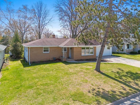 1443 Rosalie Ln, Green Bay, WI 54304