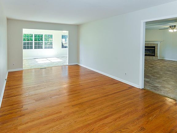 4th image of 10008 Camille Dr SE