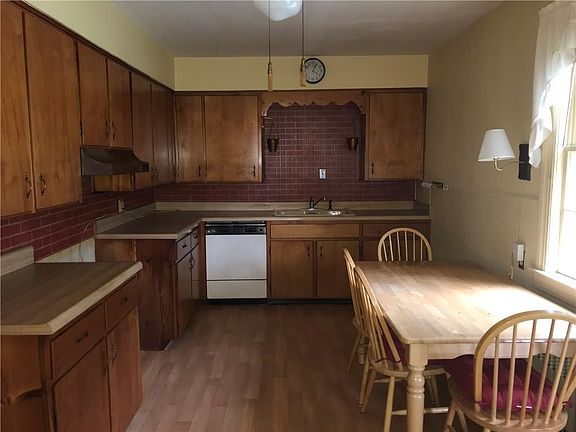 2nd image of 903 Linden Ave