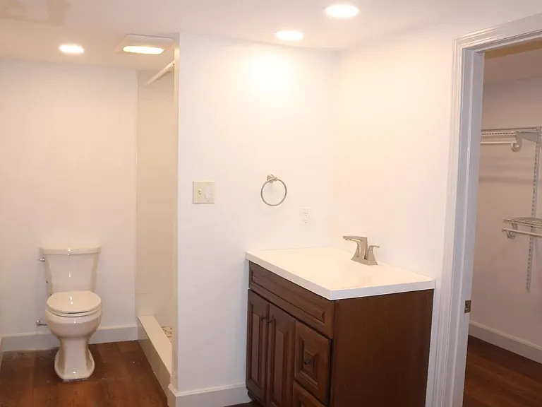 910 W York Ave — Photo 44