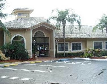 3rd image of 9491 Palm Cir S APT 208