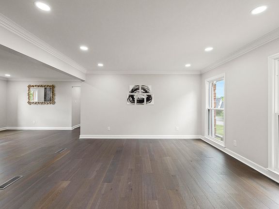 4th image of 2076 Lakeside Dr