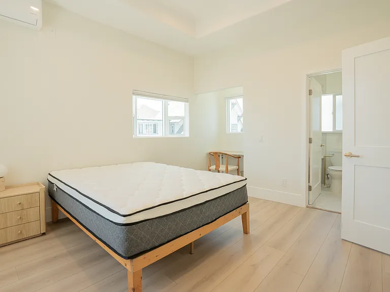 2222 S Budlong Ave #1/2 — Photo 11