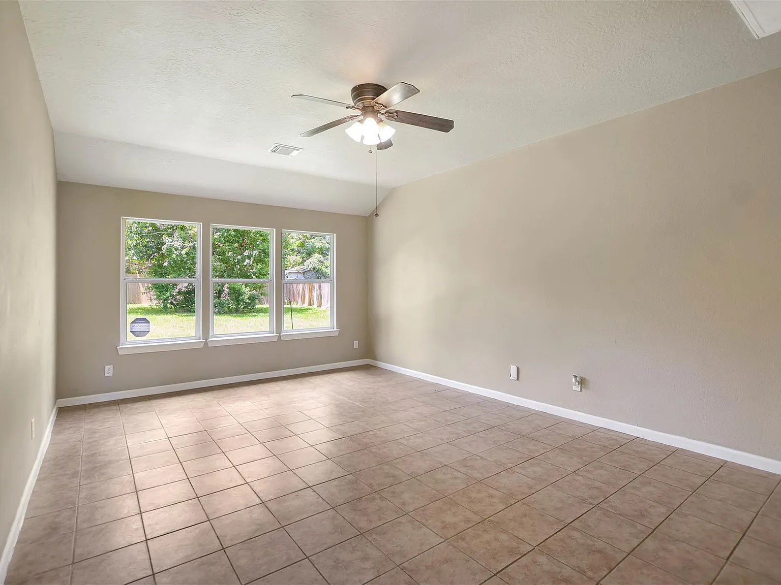 3 bed, 2.0 bath, 1123 sqft, $1,700 — Photo 4