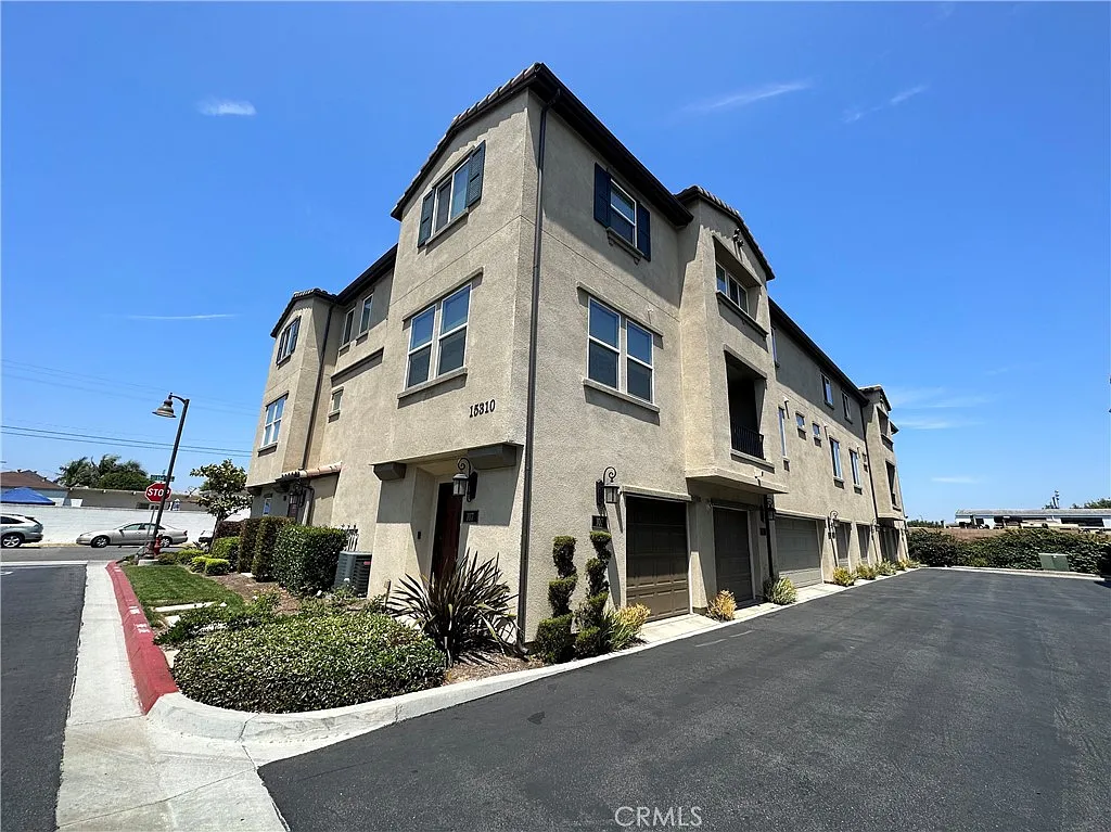 2 bed, 1300 sqft, $3,480 — Photo 2