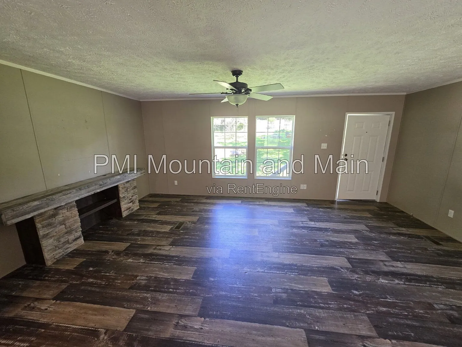 3 bed, 2.0 bath, 1458 sqft, $2,295 — Photo 3