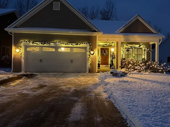 7 Woodlake Dr, Saratoga Springs, NY 12866