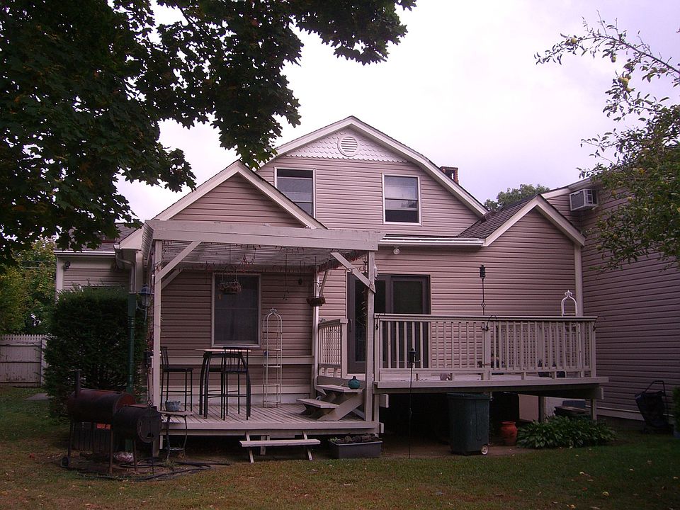2nd image of 526 Bellmore Rd