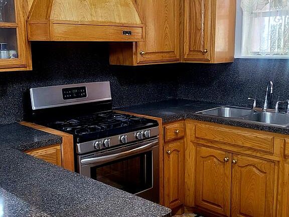 4th image of 813 W 10th St