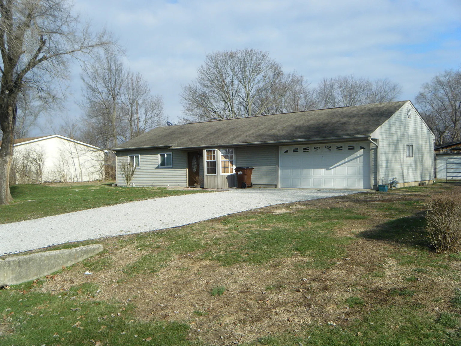 700 Easter Dr photo 1