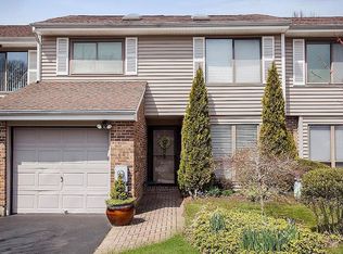 123 Hidden Ponds Cir, Smithtown, NY 11787