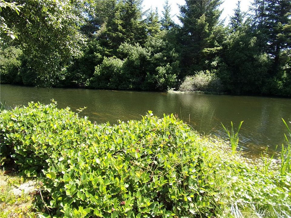 1st image of 740 Island Cir SE