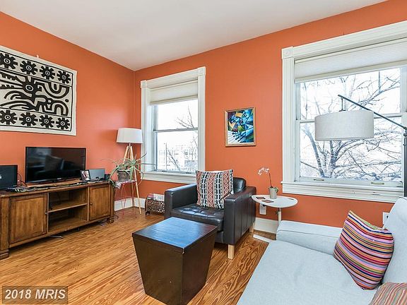 4th image of 211 E Mount Royal Ave