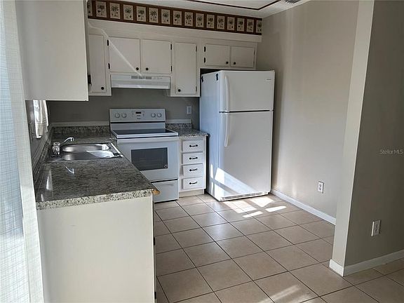 2nd image of 1574 Redwood Ave