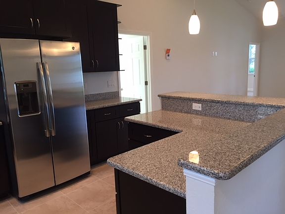 3rd image of 725 SW Hillsboro Cir