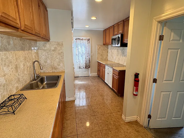 655 W Roberta Ave — Photo 11