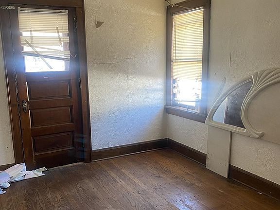 3rd image of 208 Regan St