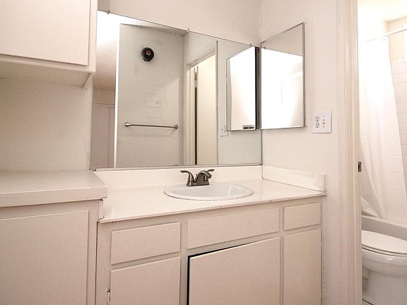 5th image of 11545 Moorpark St #116