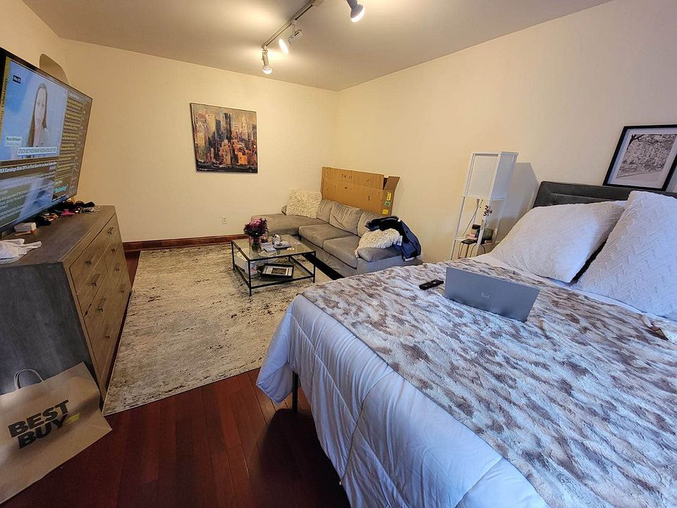 2nd image of 150 W 21st St #3P