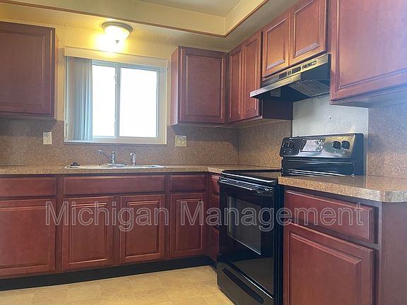 3rd image of 21720 Gardner Ave