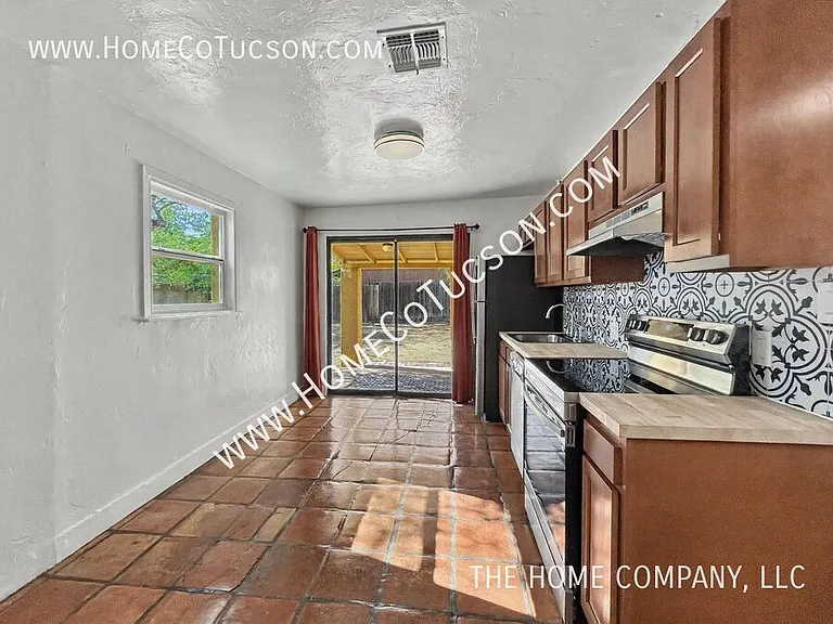 4566 E Seneca St — Photo 11
