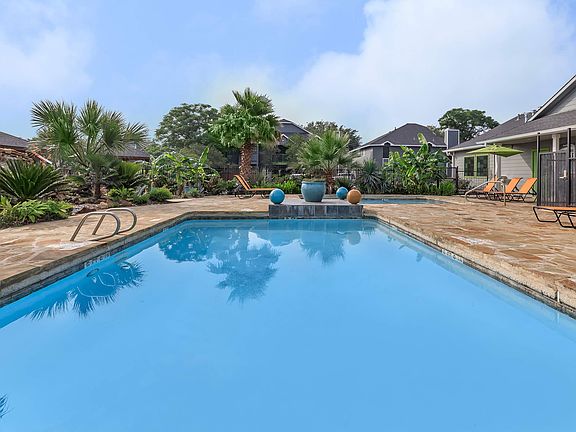 SPARKLING SWIMMING POOL