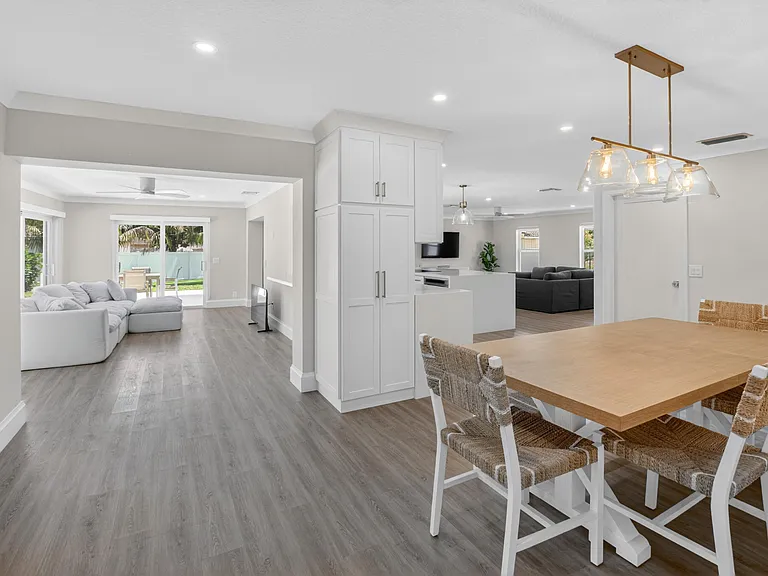 135 SE 28th Ct — Photo 16