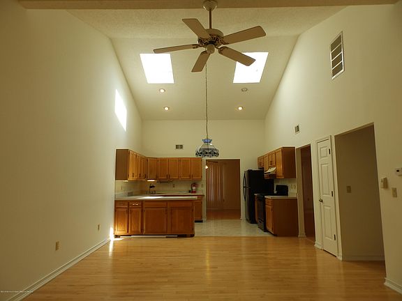 4th image of 100 Maplecrest Dr E #1000