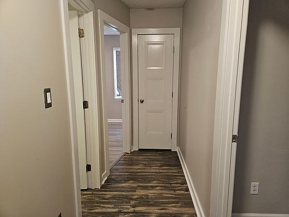5th image of 712 Loyola Ln
