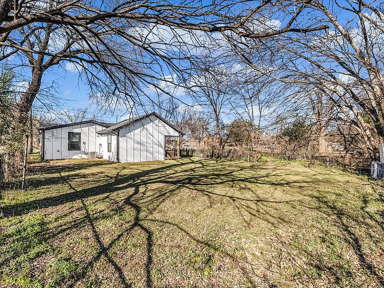 1209 Southey St — Photo 17