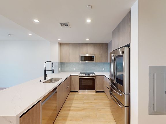 5th image of 645 E Union St #206